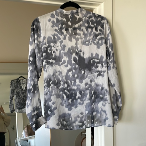 Beautiful wrap blue pattern wwrap top - Picture 6 of 6